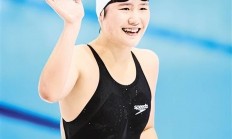 九游娱乐在线-游泳冠军瞬间险胜，感人逆转胜利