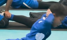 九游娱乐地址-包含热血球场，球员们挥汗如雨，全力拼搏的词条