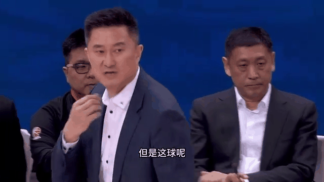 关于裁判判罚引发争议，球员情绪失控险酿大祸的信息
