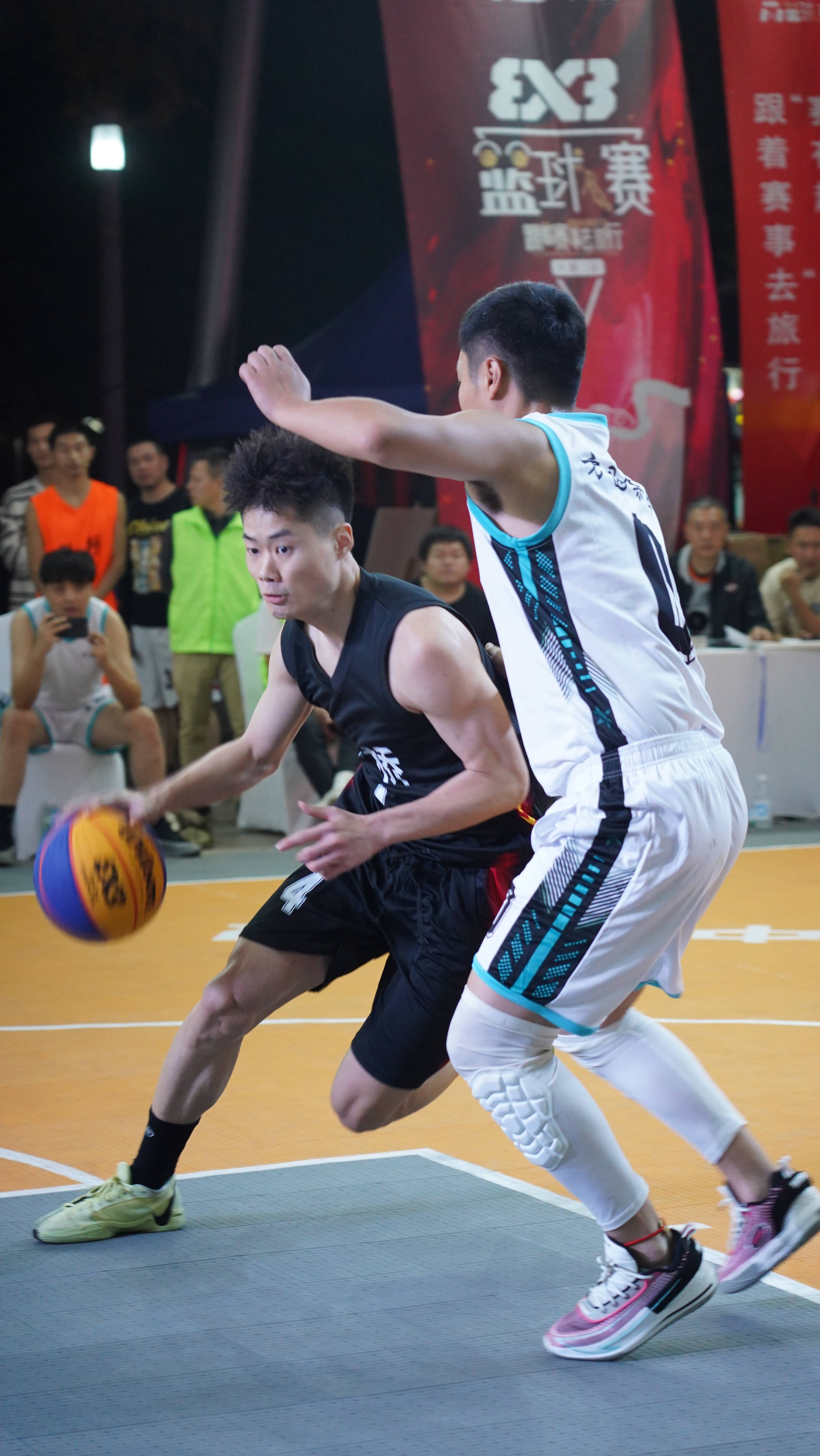 篮球赛场上的精彩瞬间再度上演，球队表现喜忧参半的简单介绍