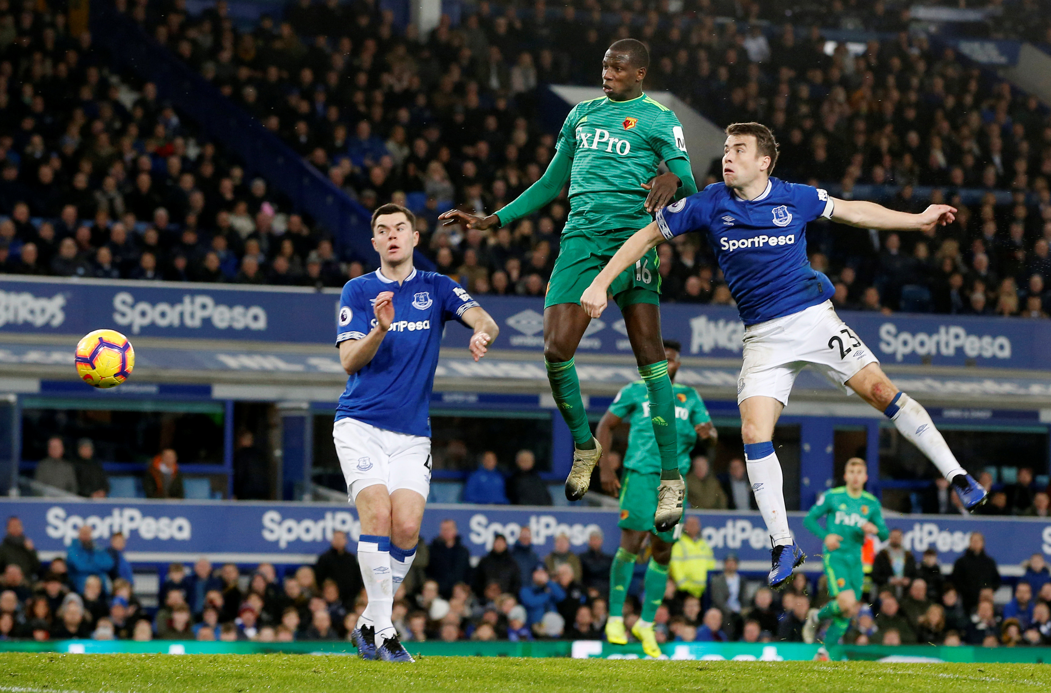 包含埃弗顿客场大败，遭遇困难不敌对手的词条