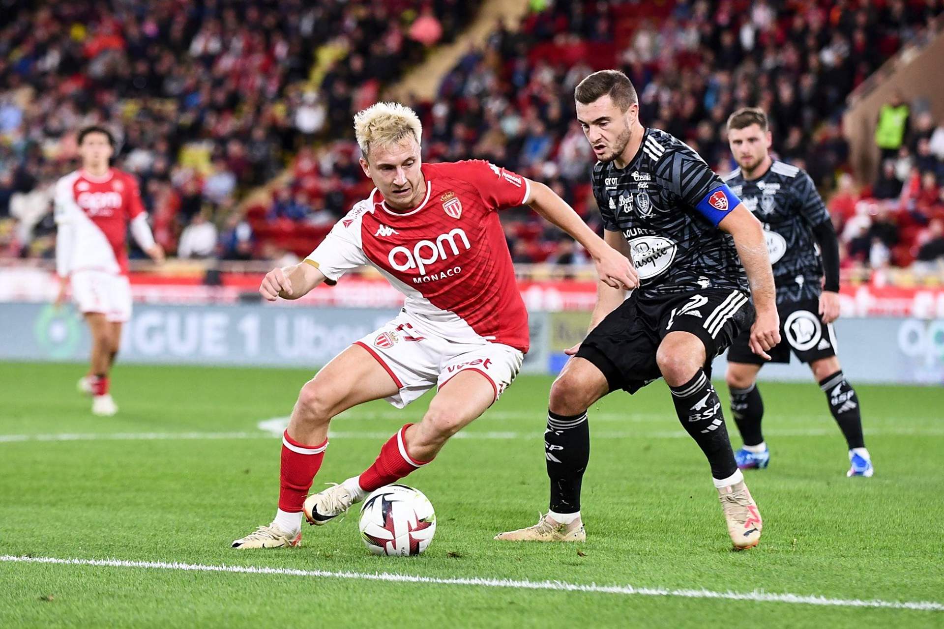 非洲足球比赛中球员们的精彩表现