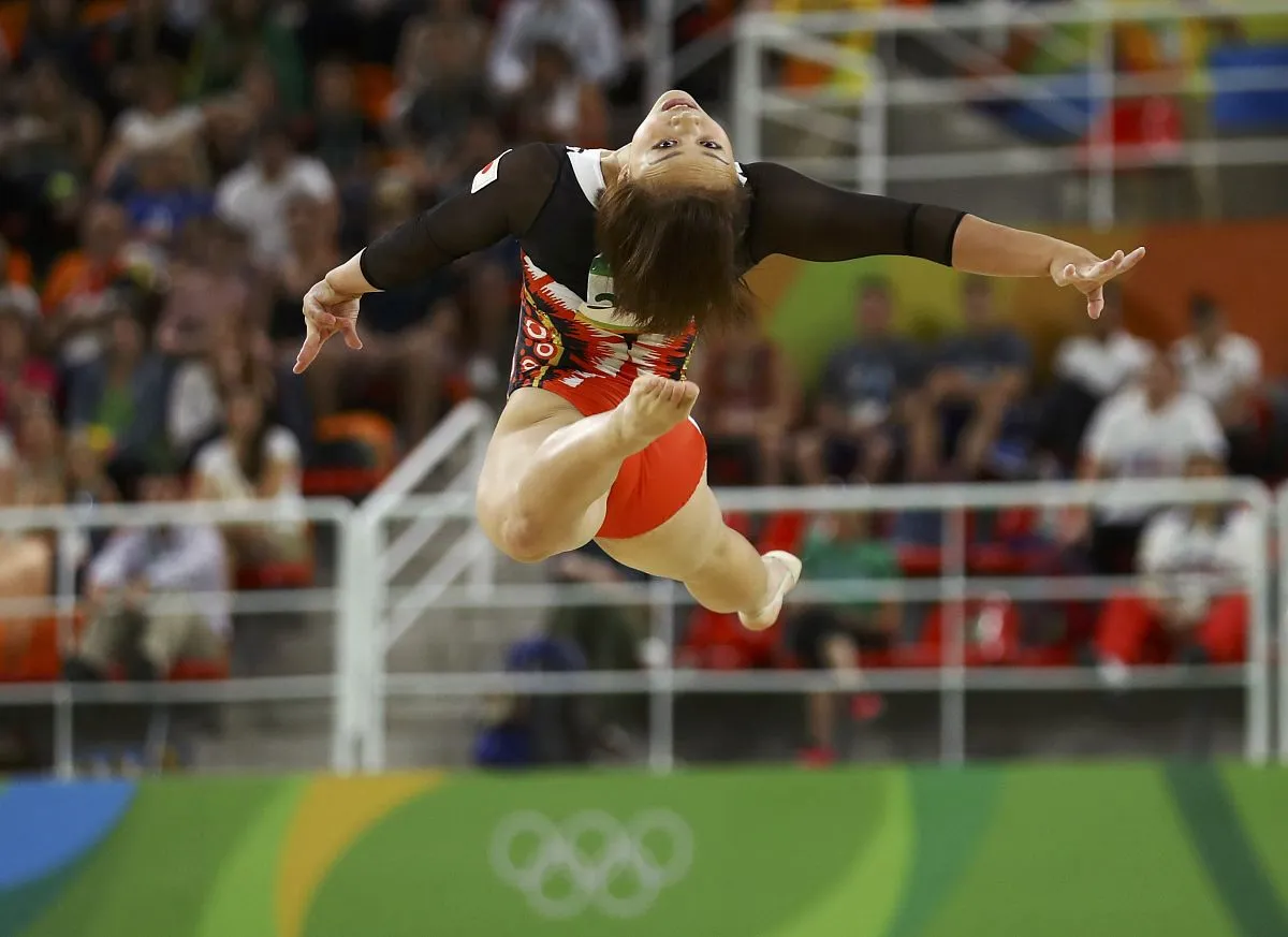 包含热血球场，球员们挥汗如雨，全力拼搏的词条