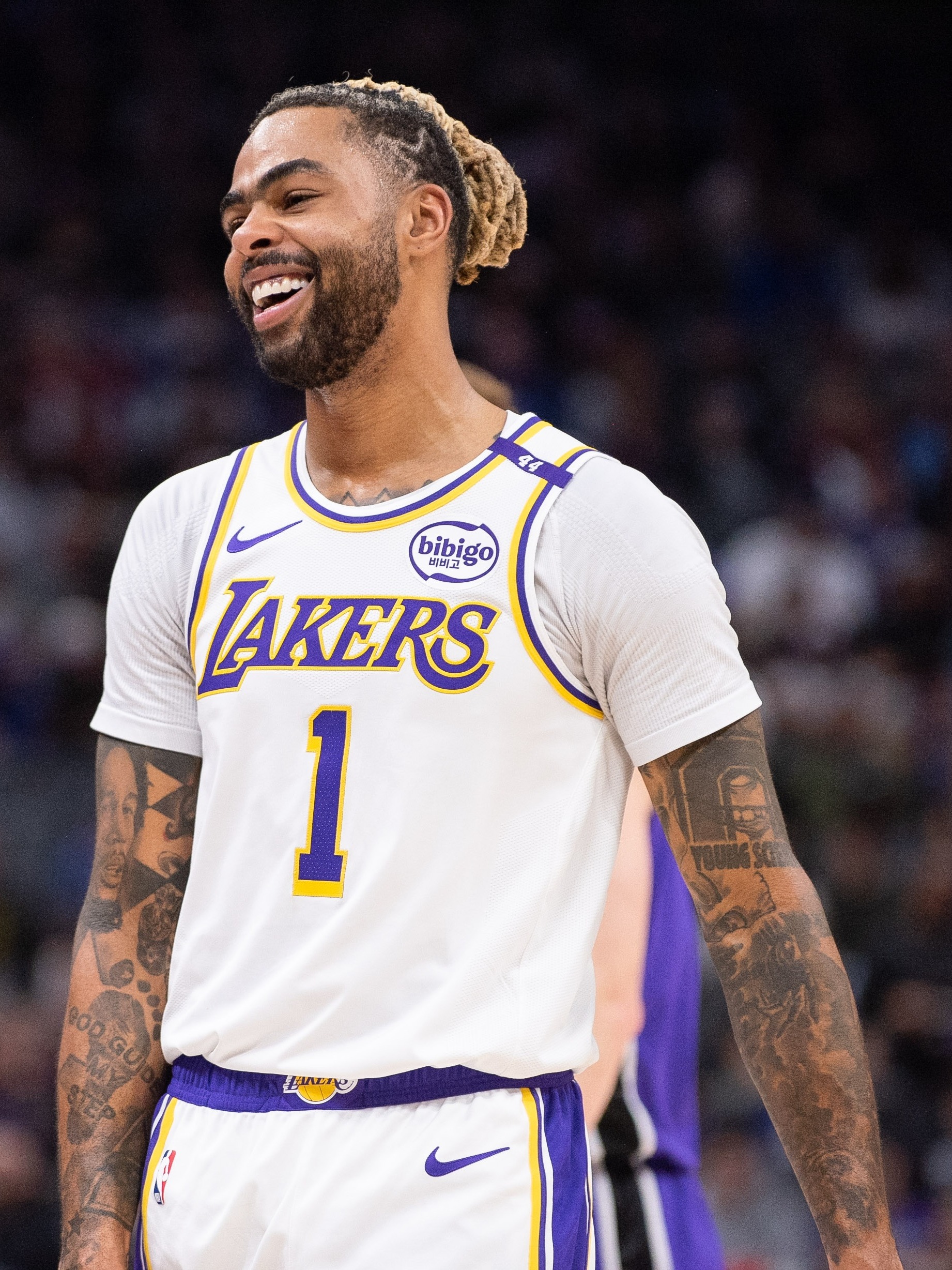 拉塞尔在领袖的作用下带领篮网赢得比赛