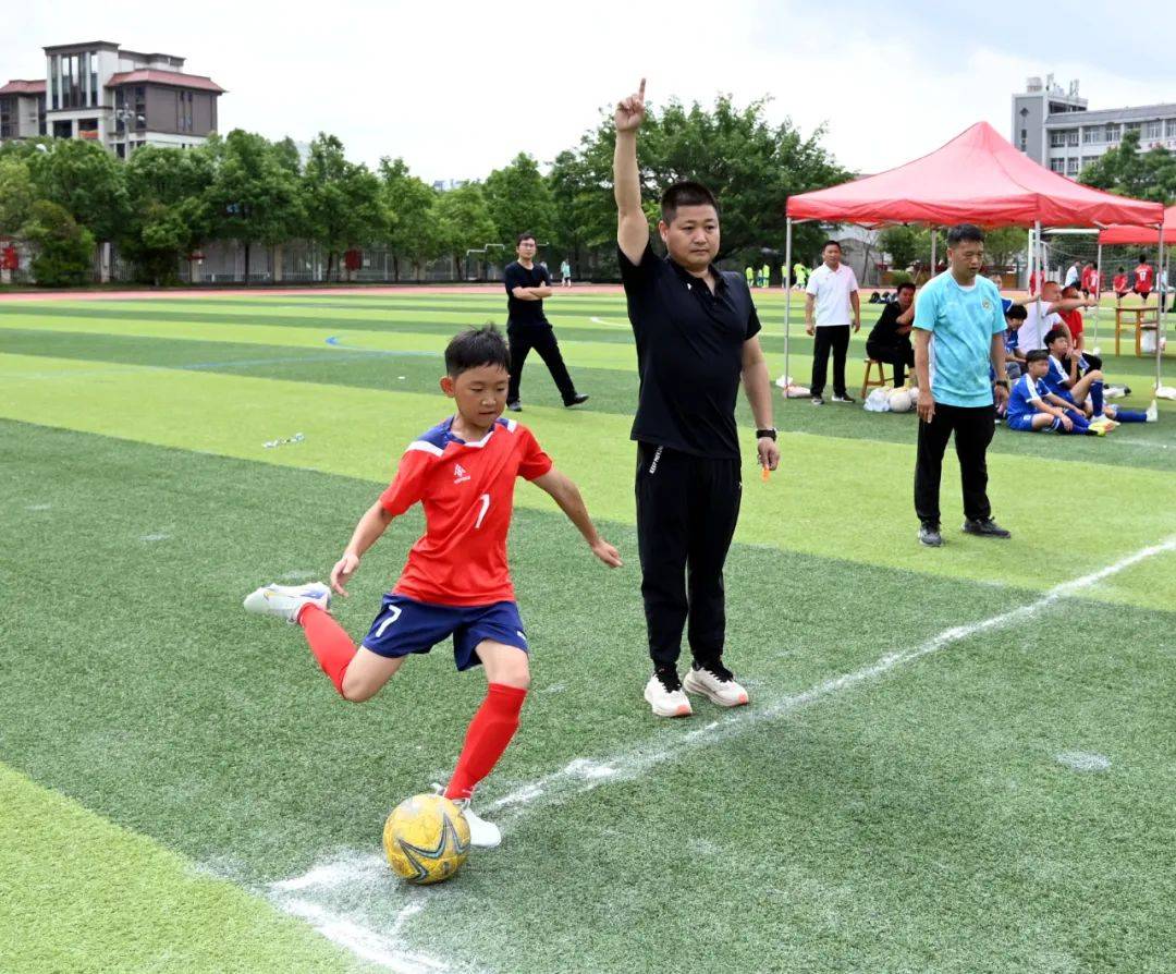 包含校园足球联赛升温，各校团队拼搏争胜的词条