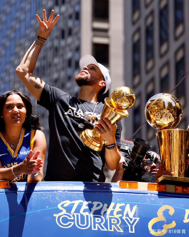 勇士再次夺冠!库里生涯第二座总冠军加冕 勇士再次夺冠!库里生涯第二座总冠军加冕
