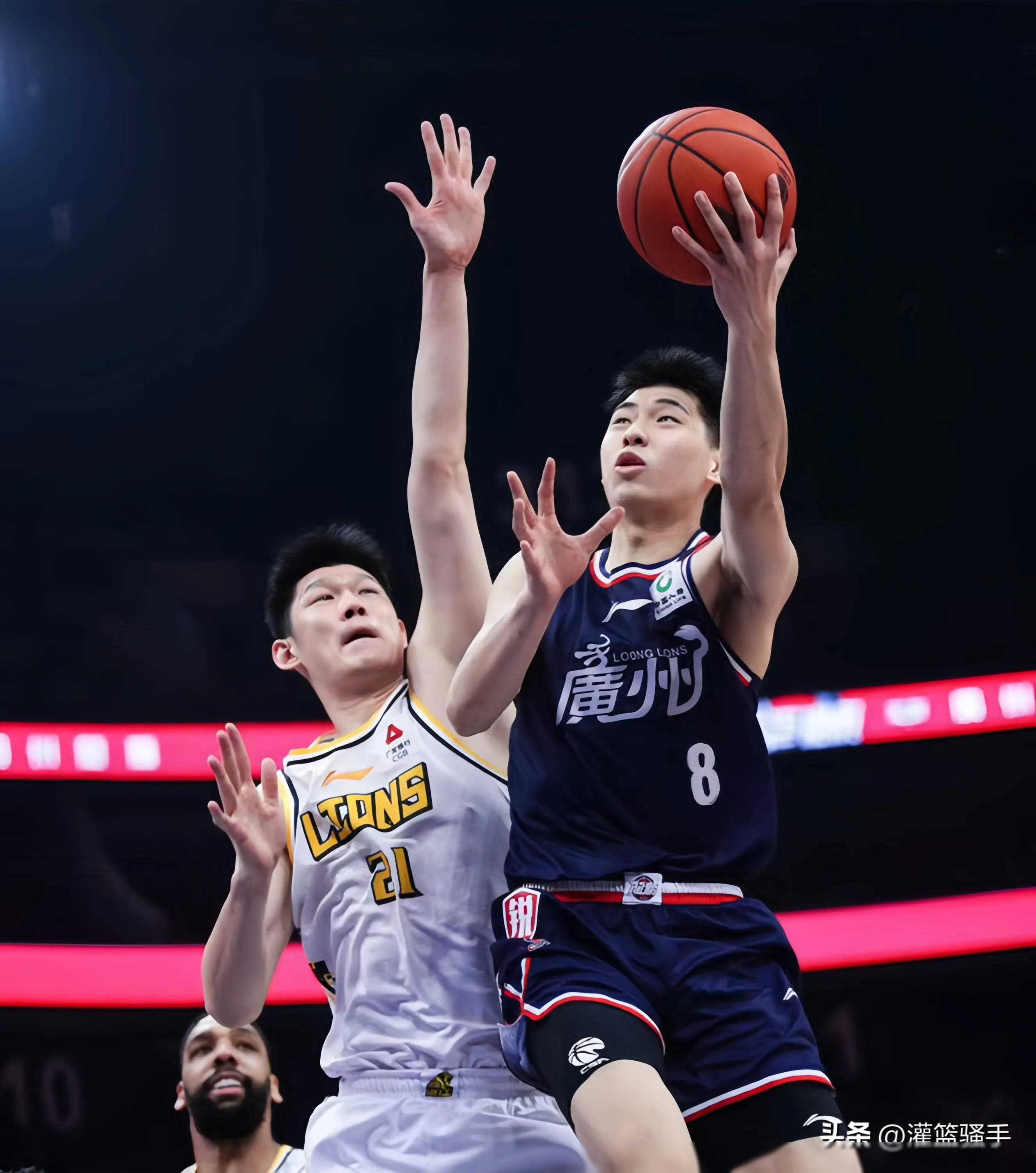 广东男篮大胜山东队,领先积分榜 广东男篮大胜山东队,领先积分榜