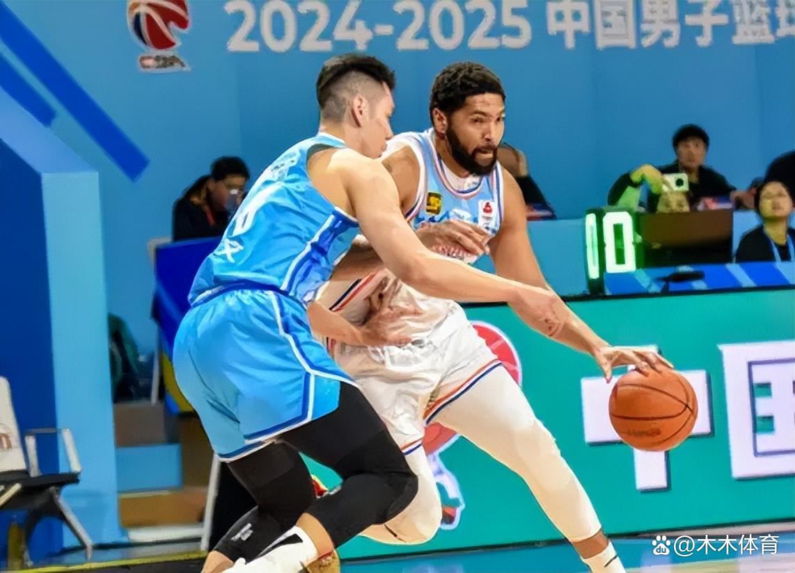 包含新疆队在比赛中展现出强大实力，保持领先的词条