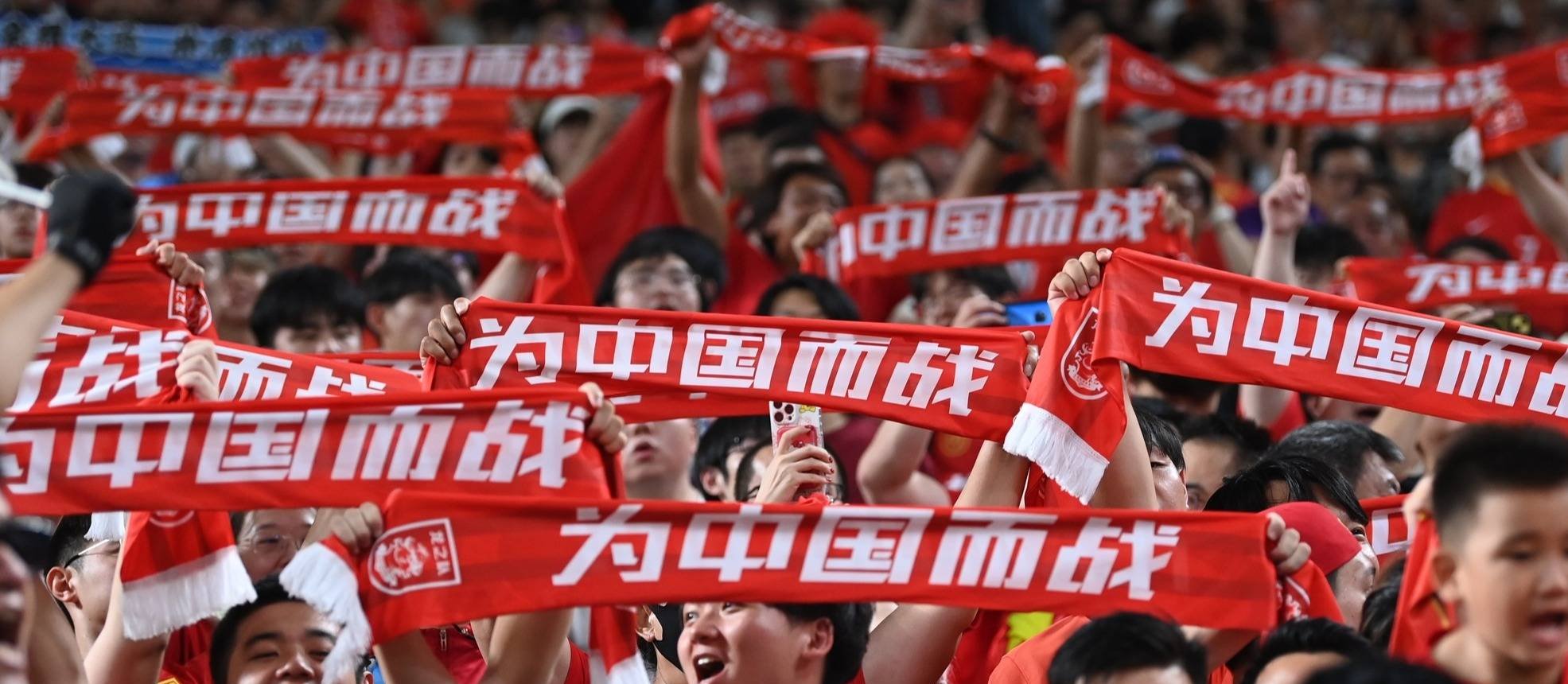 强队在赛场上展现出色，赢得球迷喝彩