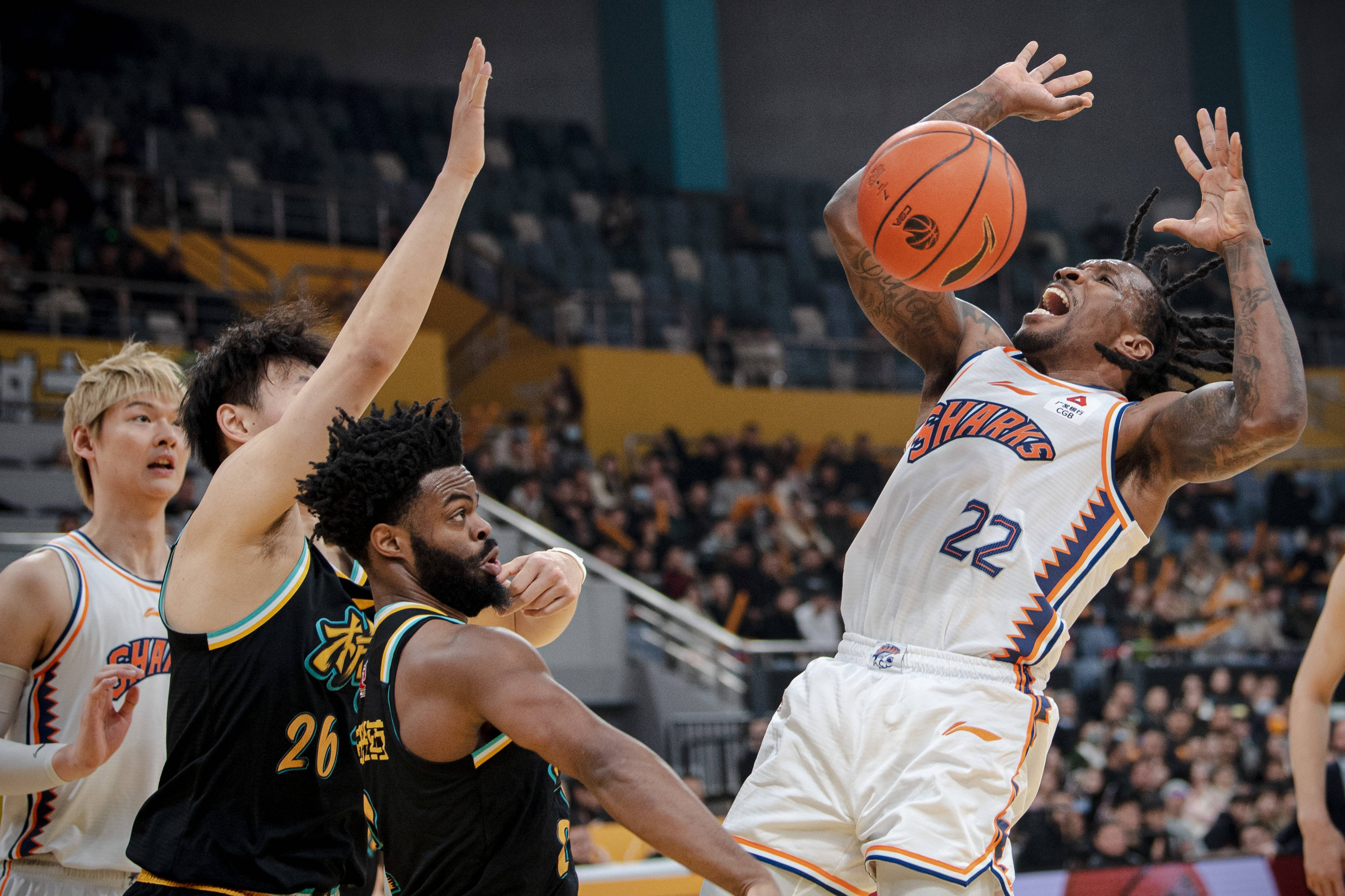 篮球比赛精彩瞬间引领球迷热情的简单介绍