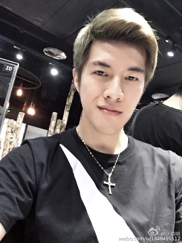 台湾击剑选手斗志昂扬，飒爽出击