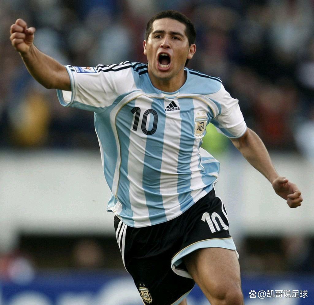 阿根廷足球传奇球员在比赛中表现抢眼